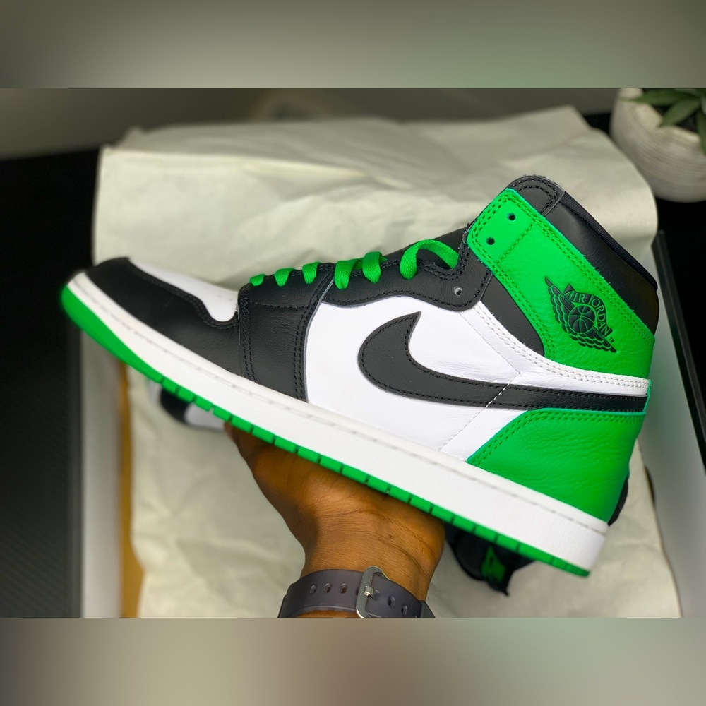 AIR JORDAN 1 RETRO HIGH OG - LUCKY GREEN🆕 - Picture 1 of 5
